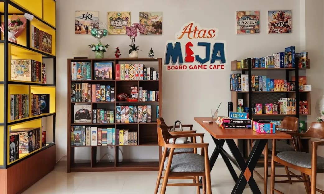 Atas Meja Board Game Cafe